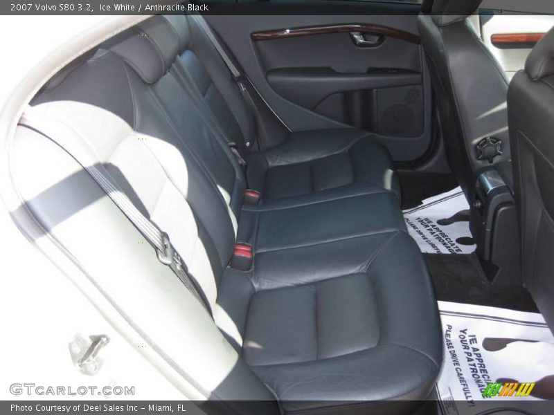 Ice White / Anthracite Black 2007 Volvo S80 3.2