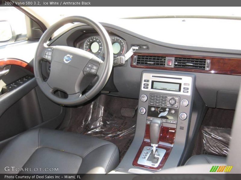 Ice White / Anthracite Black 2007 Volvo S80 3.2