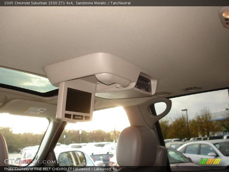 Sandstone Metallic / Tan/Neutral 2005 Chevrolet Suburban 1500 Z71 4x4