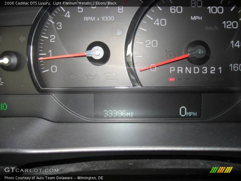Light Platinum Metallic / Ebony Black 2006 Cadillac DTS Luxury