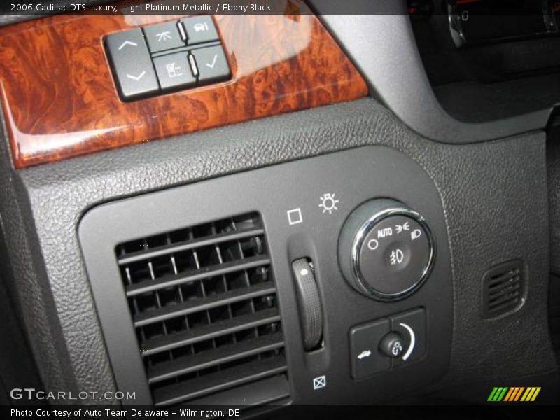 Light Platinum Metallic / Ebony Black 2006 Cadillac DTS Luxury