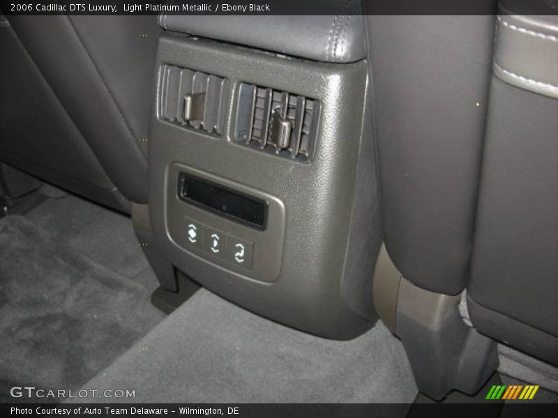 Light Platinum Metallic / Ebony Black 2006 Cadillac DTS Luxury