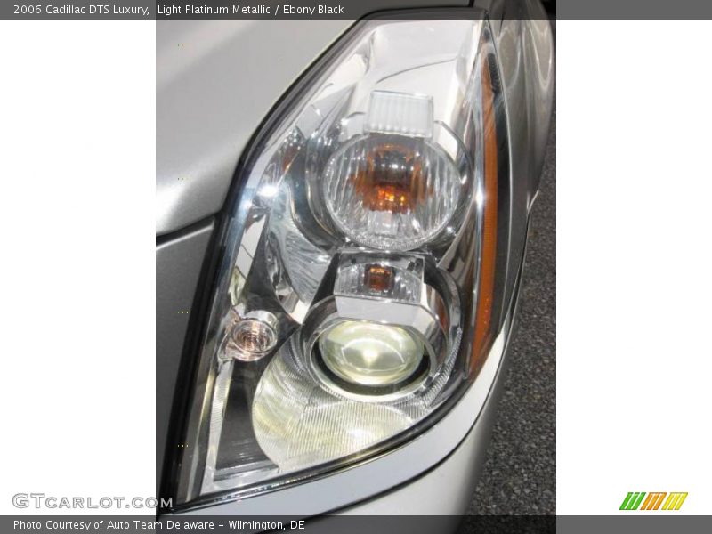 Light Platinum Metallic / Ebony Black 2006 Cadillac DTS Luxury
