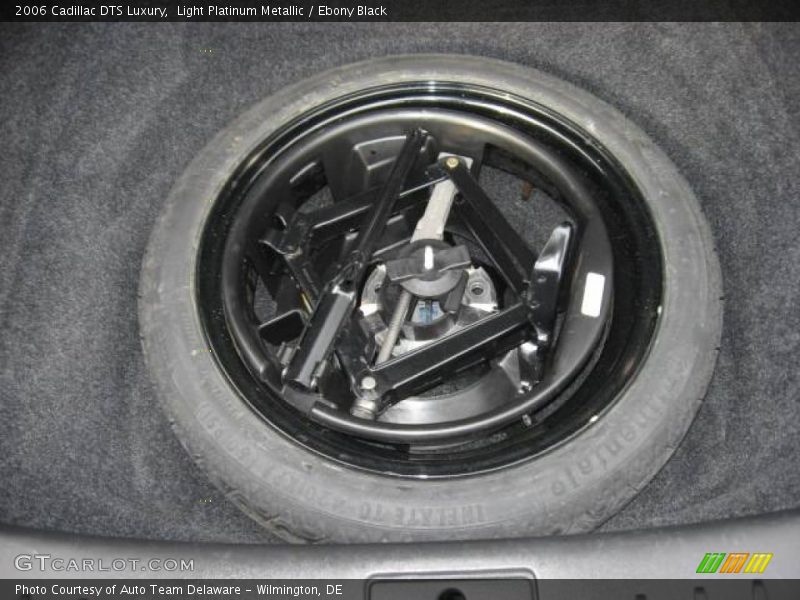 Light Platinum Metallic / Ebony Black 2006 Cadillac DTS Luxury