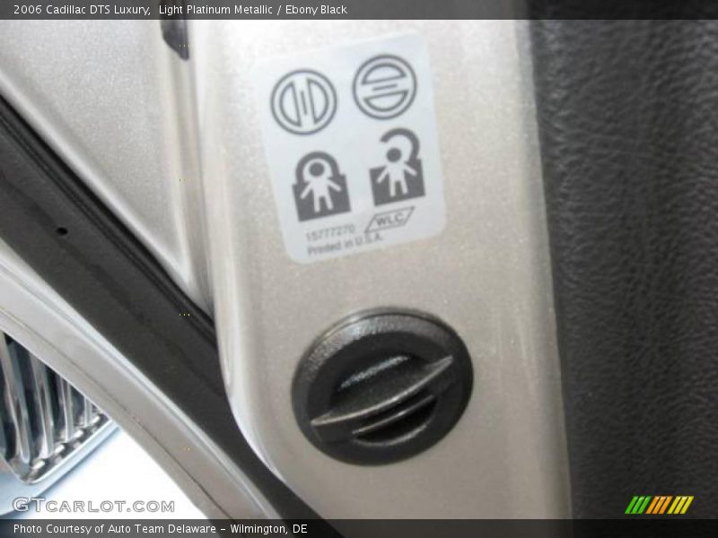 Light Platinum Metallic / Ebony Black 2006 Cadillac DTS Luxury