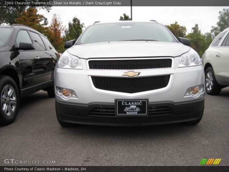 Silver Ice Metallic / Dark Gray/Light Gray 2009 Chevrolet Traverse LS