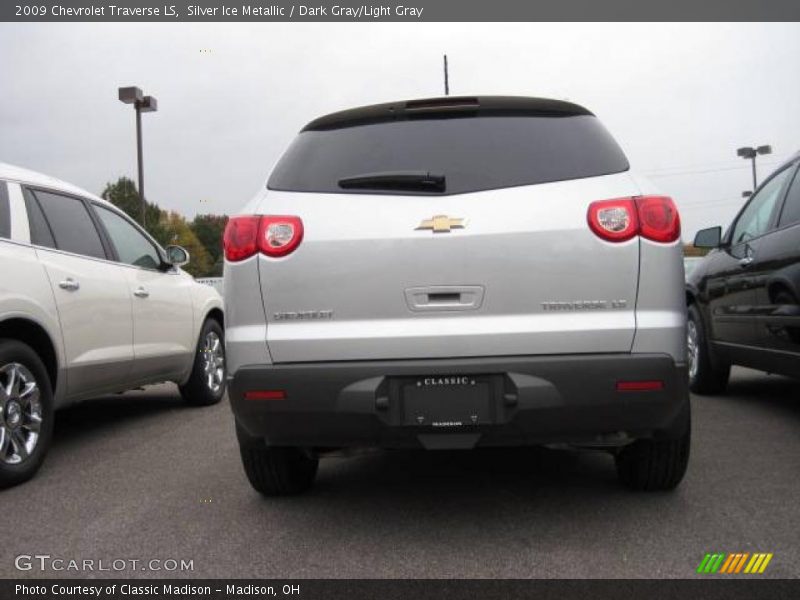 Silver Ice Metallic / Dark Gray/Light Gray 2009 Chevrolet Traverse LS