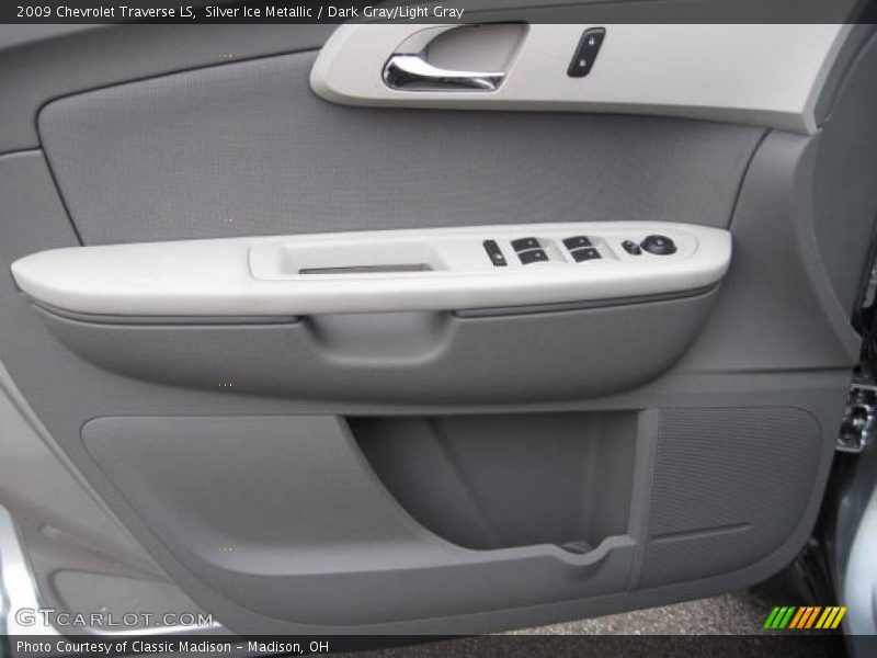 Silver Ice Metallic / Dark Gray/Light Gray 2009 Chevrolet Traverse LS