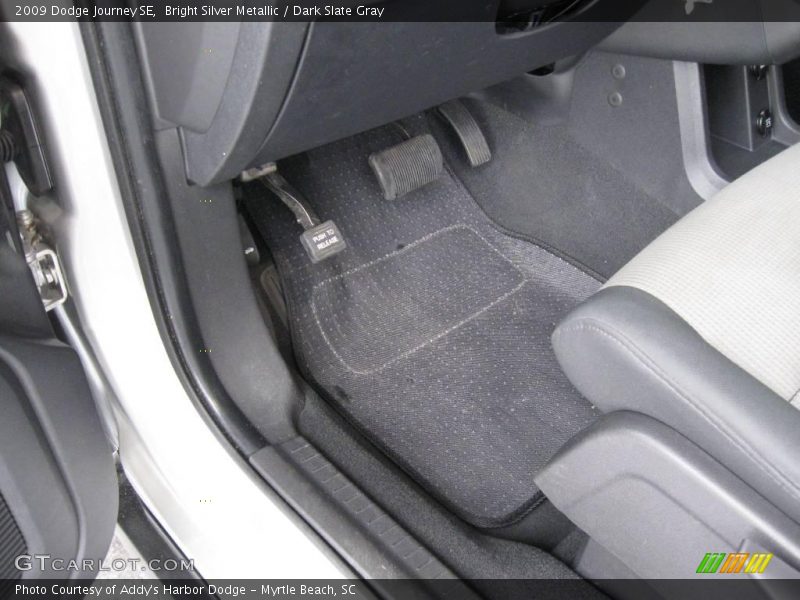 Bright Silver Metallic / Dark Slate Gray 2009 Dodge Journey SE
