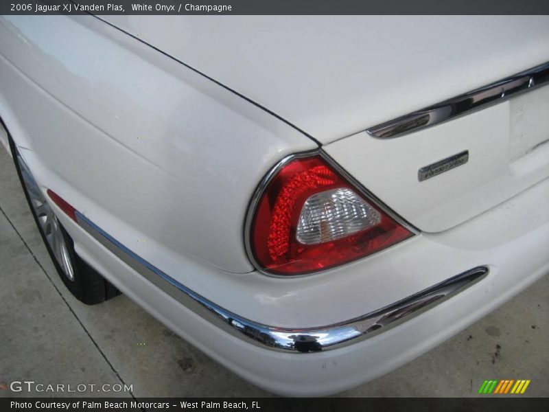 White Onyx / Champagne 2006 Jaguar XJ Vanden Plas