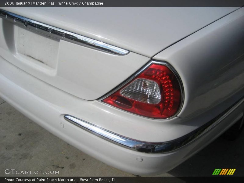 White Onyx / Champagne 2006 Jaguar XJ Vanden Plas