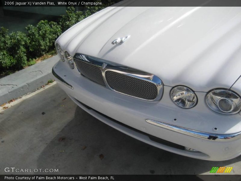 White Onyx / Champagne 2006 Jaguar XJ Vanden Plas