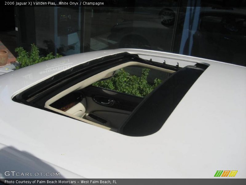 White Onyx / Champagne 2006 Jaguar XJ Vanden Plas