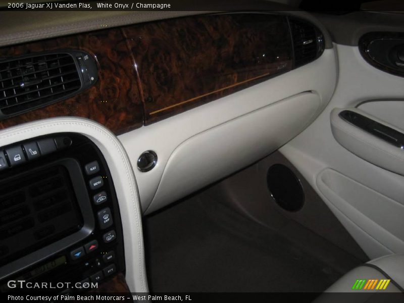 White Onyx / Champagne 2006 Jaguar XJ Vanden Plas