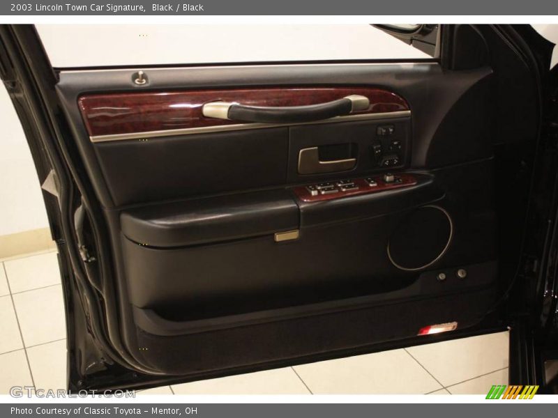 Black / Black 2003 Lincoln Town Car Signature