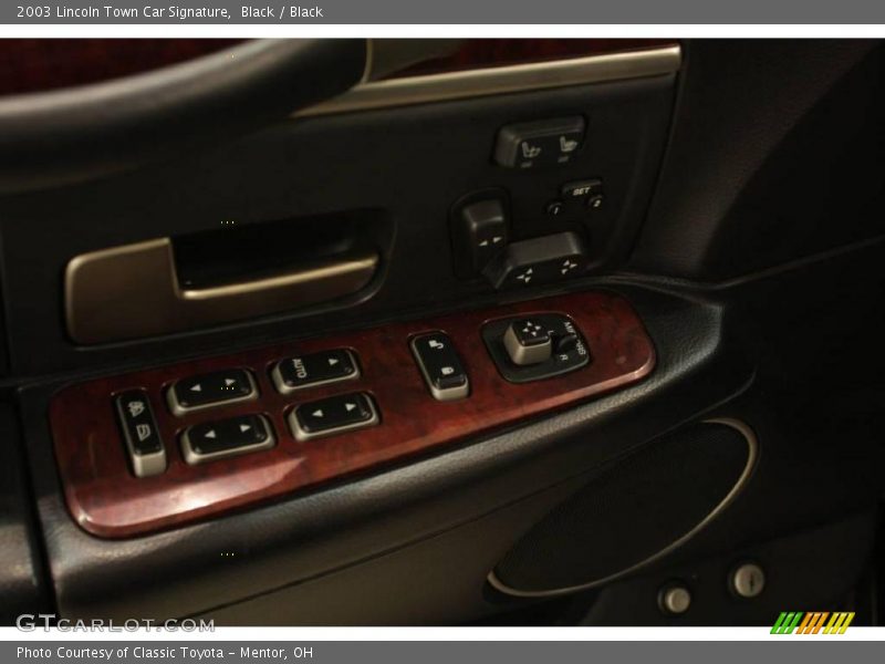 Black / Black 2003 Lincoln Town Car Signature