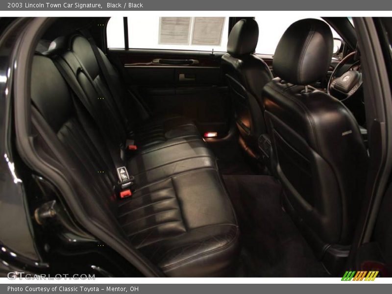 Black / Black 2003 Lincoln Town Car Signature