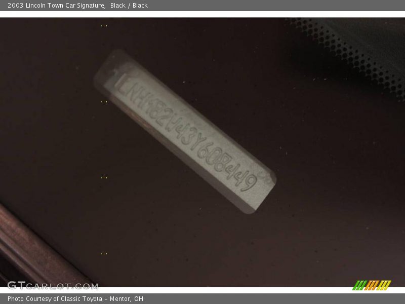 Black / Black 2003 Lincoln Town Car Signature