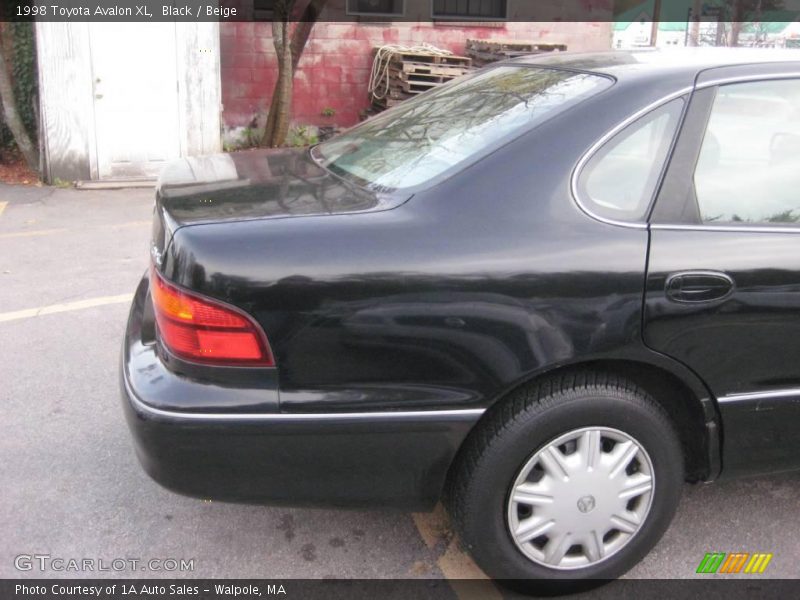 Black / Beige 1998 Toyota Avalon XL