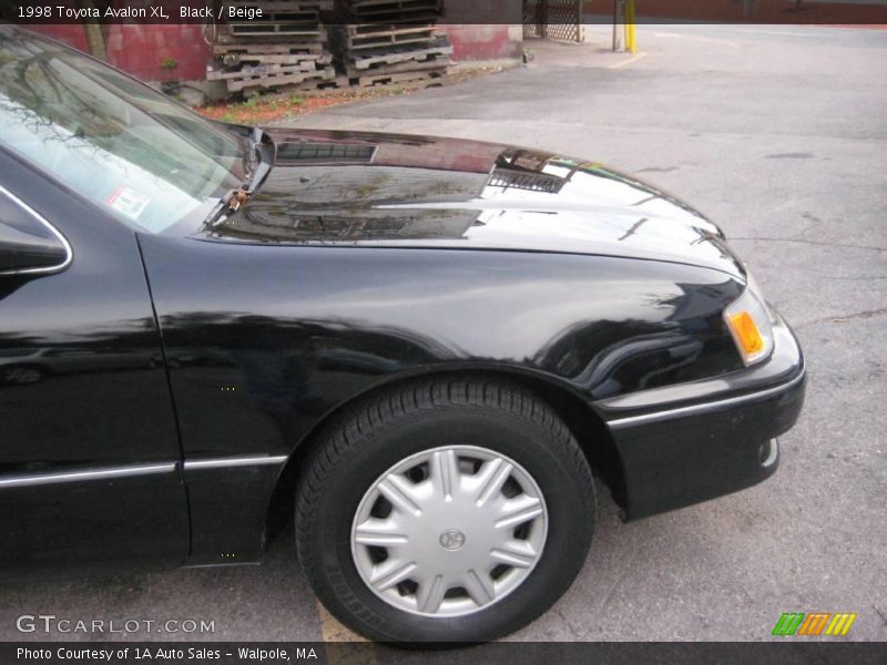 Black / Beige 1998 Toyota Avalon XL