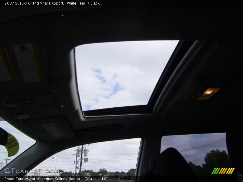 White Pearl / Black 2007 Suzuki Grand Vitara XSport