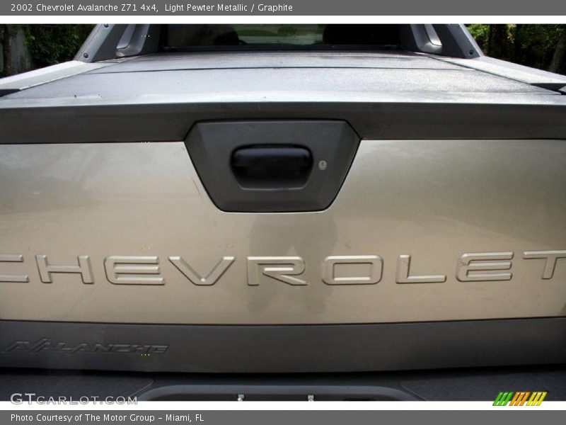 Light Pewter Metallic / Graphite 2002 Chevrolet Avalanche Z71 4x4