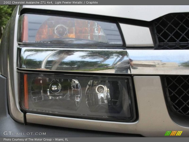 Light Pewter Metallic / Graphite 2002 Chevrolet Avalanche Z71 4x4