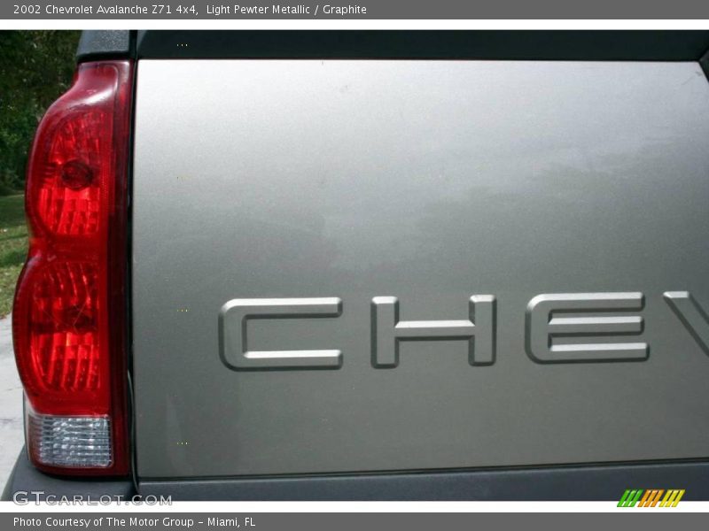 Light Pewter Metallic / Graphite 2002 Chevrolet Avalanche Z71 4x4