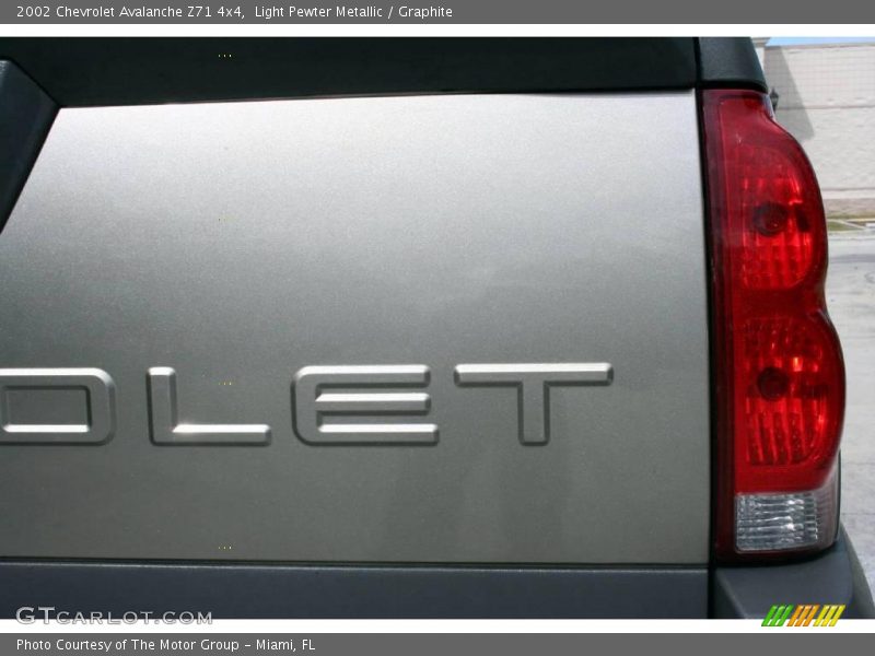 Light Pewter Metallic / Graphite 2002 Chevrolet Avalanche Z71 4x4