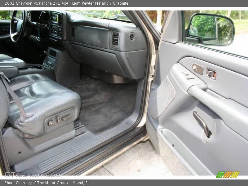 Light Pewter Metallic / Graphite 2002 Chevrolet Avalanche Z71 4x4