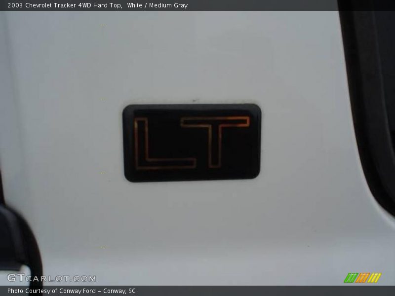 White / Medium Gray 2003 Chevrolet Tracker 4WD Hard Top