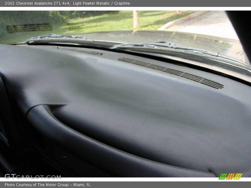 Light Pewter Metallic / Graphite 2002 Chevrolet Avalanche Z71 4x4