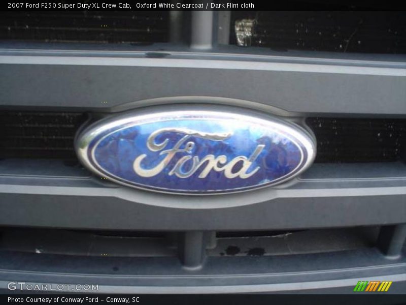 Oxford White Clearcoat / Dark Flint cloth 2007 Ford F250 Super Duty XL Crew Cab