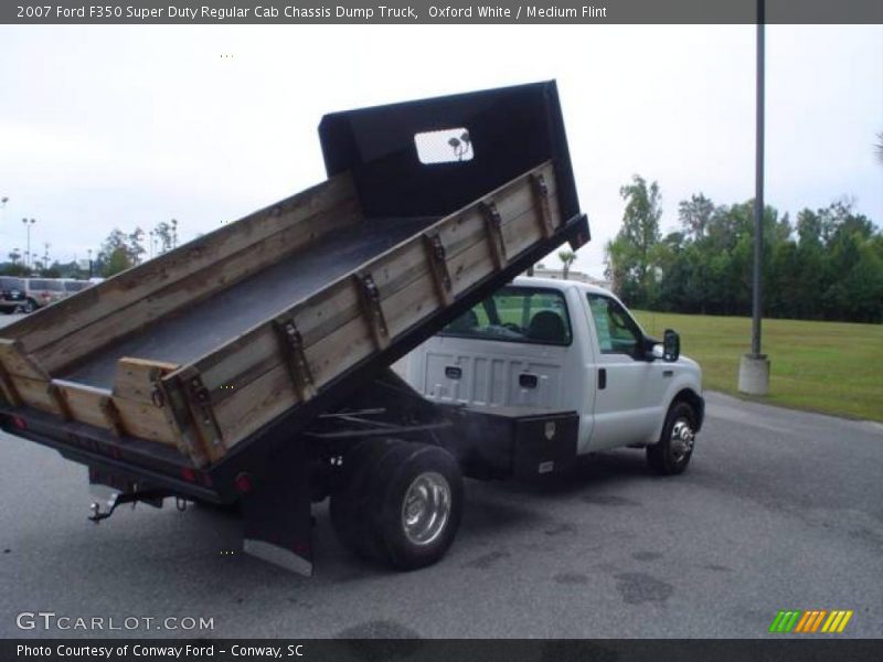 Oxford White / Medium Flint 2007 Ford F350 Super Duty Regular Cab Chassis Dump Truck