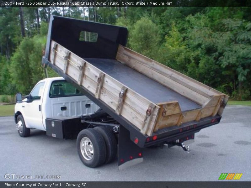 Oxford White / Medium Flint 2007 Ford F350 Super Duty Regular Cab Chassis Dump Truck
