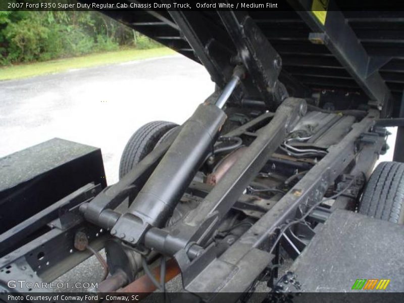 Oxford White / Medium Flint 2007 Ford F350 Super Duty Regular Cab Chassis Dump Truck