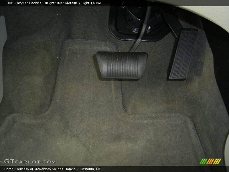 Bright Silver Metallic / Light Taupe 2006 Chrysler Pacifica