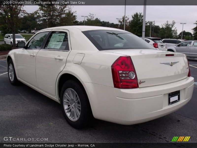 Cool Vanilla White / Dark Slate Gray 2009 Chrysler 300