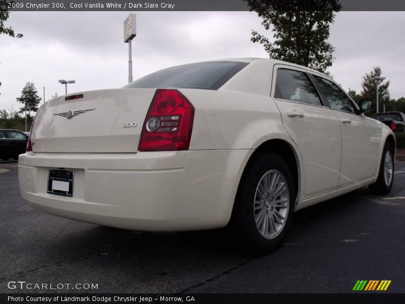 Cool Vanilla White / Dark Slate Gray 2009 Chrysler 300
