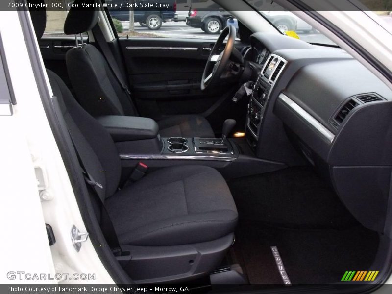 Cool Vanilla White / Dark Slate Gray 2009 Chrysler 300