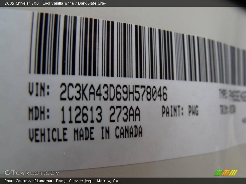 Cool Vanilla White / Dark Slate Gray 2009 Chrysler 300