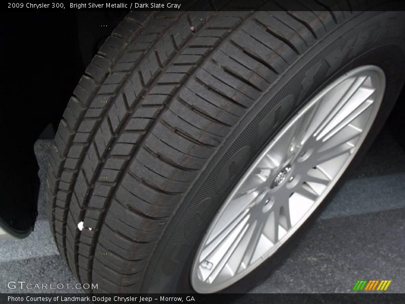Bright Silver Metallic / Dark Slate Gray 2009 Chrysler 300