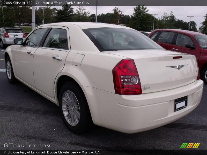 Cool Vanilla White / Dark Slate Gray 2009 Chrysler 300