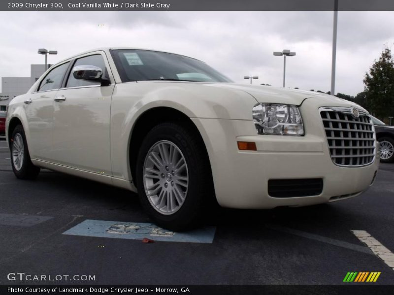 Cool Vanilla White / Dark Slate Gray 2009 Chrysler 300