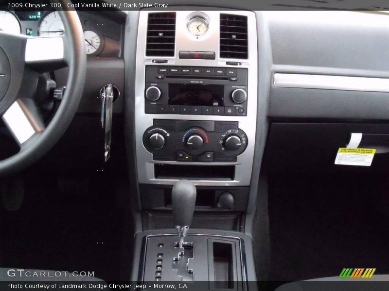 Cool Vanilla White / Dark Slate Gray 2009 Chrysler 300