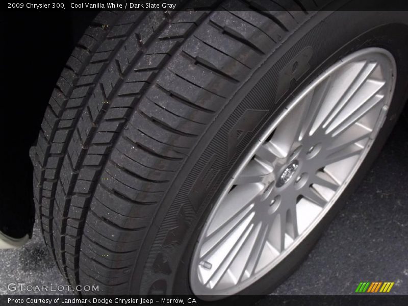 Cool Vanilla White / Dark Slate Gray 2009 Chrysler 300
