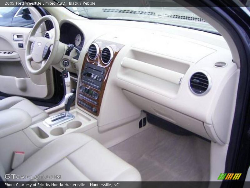 Black / Pebble 2005 Ford Freestyle Limited AWD