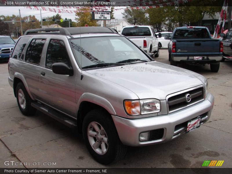 Chrome Silver Metallic / Charcoal 2004 Nissan Pathfinder SE 4x4