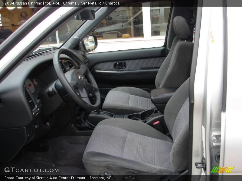 Chrome Silver Metallic / Charcoal 2004 Nissan Pathfinder SE 4x4