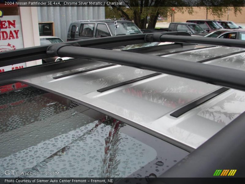 Chrome Silver Metallic / Charcoal 2004 Nissan Pathfinder SE 4x4